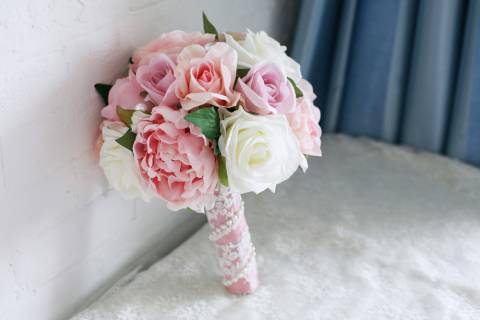 مسكة عروس مميزة باللون الزهري والأبيض