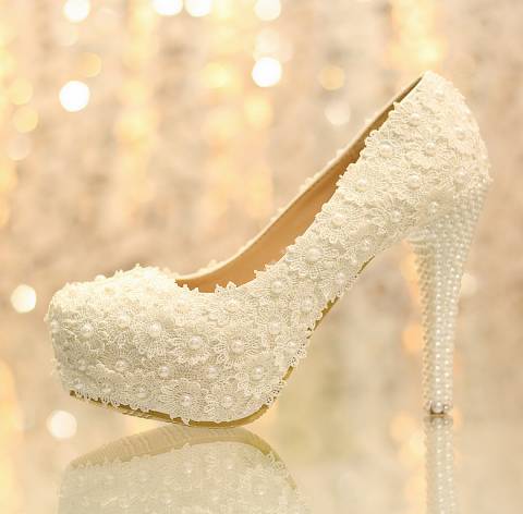 الحذاء الخاص ببدلة العرس.