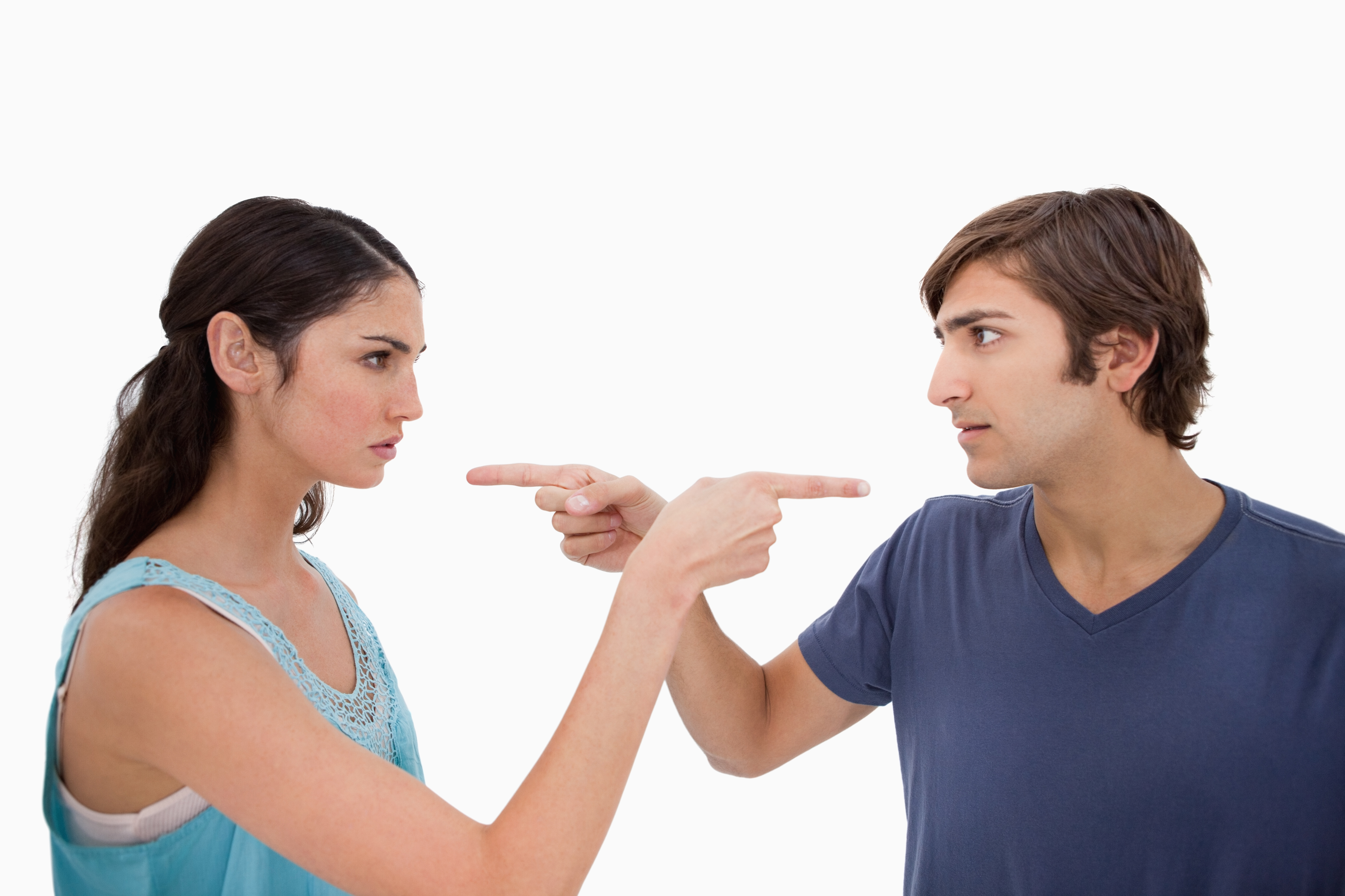 Два человека указывают друг на друга. Пара ругается. Ссора с мужем. Ссора между друзьями. Конфликт.