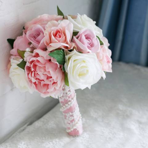 مسكة عروس مميزة باللون الزهري والأبيض