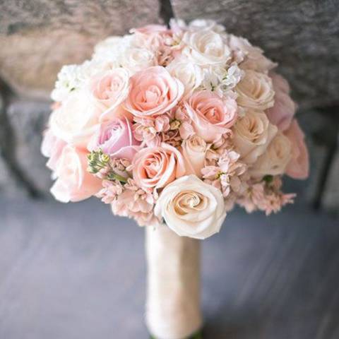 مسكة عروس باللون الزهري والأبيض